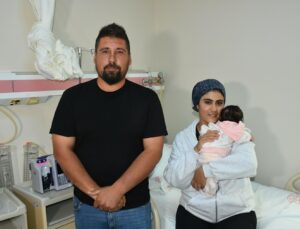 İzmir’de kalp ameliyatı geçiren Alya bebek, 41 gün sonra annesinin kucağına verildi