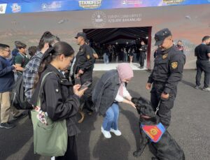 JÖAK’ın operasyon köpekleri TEKNOFEST Güneydoğu’da çocukların ilgisini çekiyor