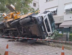 Kadıköy’de vinç devrildi: 11 katlı binaya çarptı