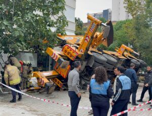 Kadıköy’de yan yatan vinç 11 katlı binaya ve 2 araca çarparak hasar verdi