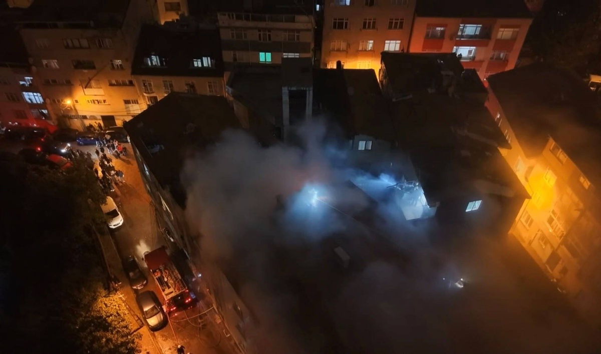 Kağıthane’de 5 katlı binadaki yangın çatıya sıçradı, yaklaşık 1 saatte söndürüldü