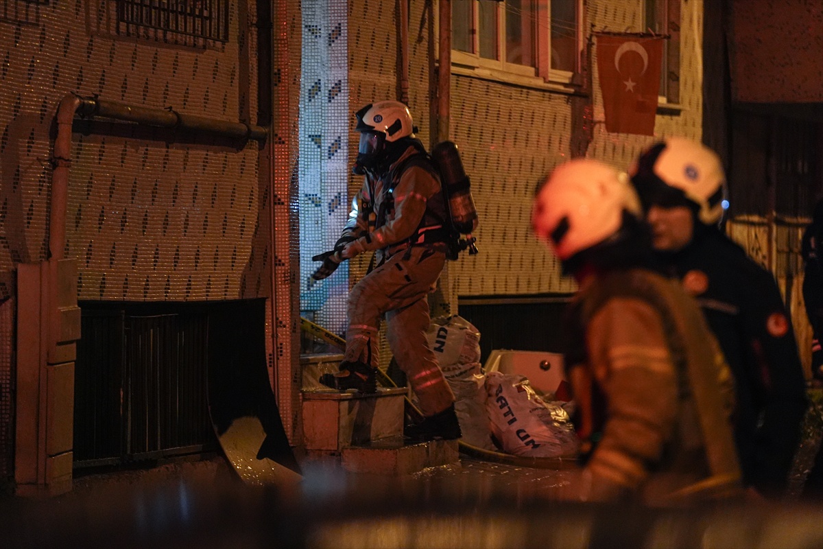 Kağıthane’de 5 katlı binanın çatı katındaki yangın dar sokaklara karşın söndürüldü