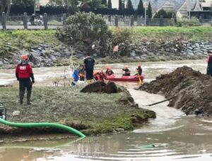 Kağıthane’de belediye önündeki gölette suyu dereye aktarmak için kanal açıldı