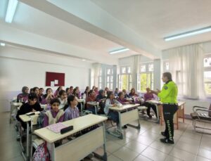 Kahta’da jandarma ve emniyet ekipleri öğrencilere trafik güvenliği eğitimi verdi