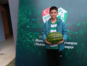 Karacabeyli taraftar 16 karpuzu Bursaspor’un Özlüce tesislerine götürüp teslim etti