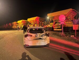 Kars Akyaka’da yük treni otomobile çarptı, sürücü kazayı yara almadan atlattı