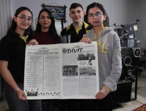 Kars’ta lise öğrencilerinin ‘Divit’ gazetesi Cumhuriyet Bayramı’nda dağıtıldı