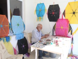 Kastamonu’da Mehmet Mor, balkonunda 4 yıldır uçurtma yapıp çocukları sevindiriyor
