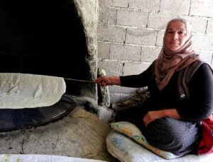 Kayseri Yeşilhisar’da kadınlar kışlık yufka ekmeğini imece usulü hazırlıyor