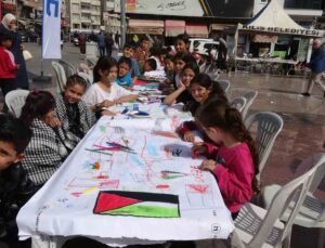 Kilis’te çocuklar, Filistinli yaşıtları için metrelerce kağıda resim çizdi