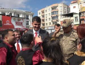 Kilis’te özel bireyler, Jandarma Komutanına Yaşlılar Günü’nde asker selamı verdi