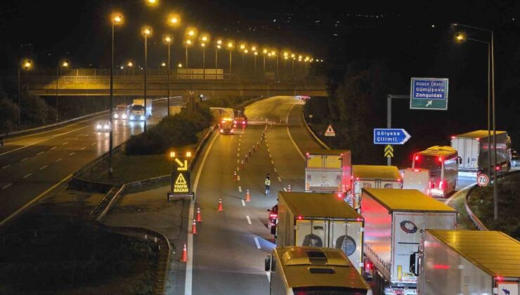 Kimyasal varil taşıyan tır Düzce’de devrildi, İstanbul yönü trafiğe kapatıldı
