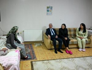 Kırklareli Valisi Turan, eşiyle 90-100 yaş arası yaşlıları evlerinde ziyaret etti