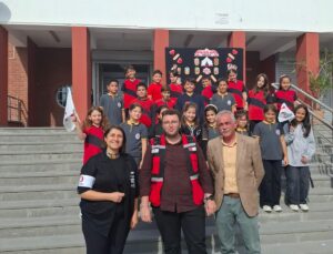 Kızılay gönüllüleri Kocasinan Beyazşehir İlkokulu öğrencilerine pamuk şeker dağıttı