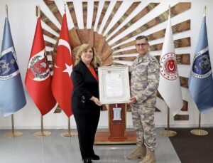 Kızılay heyeti Tuğgeneral Mustafa Baş’a Kurumsal Gümüş Madalya takdim etti