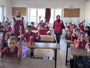 Kızılay ve Engelsiz Şırnak, Balveren’de öğrencilere hijyen seti dağıttı