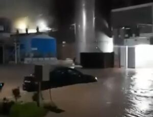 Kocaeli Başiskele’de sağanak, Hayat Kimya ve Özka Lastik tesislerini suya boğdu