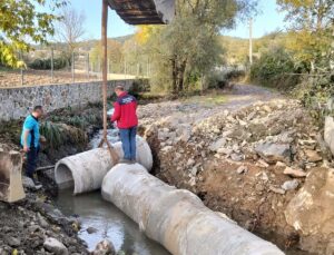 Kocaeli Büyükşehir Belediyesi sel nedeniyle kapanan dere geçiş yolunu açtı