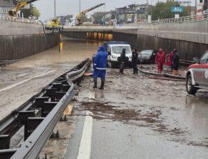 Kocaeli Gölcük’te sağanak alt geçitleri doldurdu, Hasaneyn’de yola kaya düştü