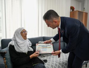 Kocaeli Valisi Aktaş, 29 Ekim’de 1924 ve 1926 doğumlu iki vatandaşı ziyaret etti