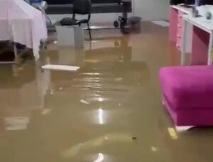 Kocaeli’de sağanak nedeniyle ev ve iş yerlerini su bastı