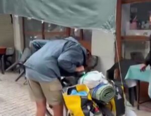 Konya Bozkır’da Fransız gezginin bisiklet lastiği patladı, mahalle sakinleri yardım etti