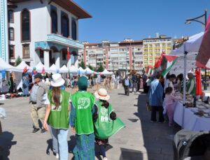 KÜSİDAP ve İHH öncülüğünde Kütahya’da Gazze için Hayır Çarşısı kuruldu