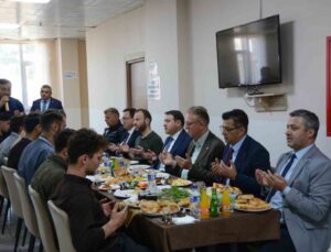 Kütahya Valisi Işın, Yesevi Yurdu’nda öğrencilere değerler üzerine tavsiye verdi