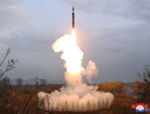 Kuzey Kore, Kim Jong-un’un denetlediği füze tatbikatında hedefi tam isabetle vurdu
