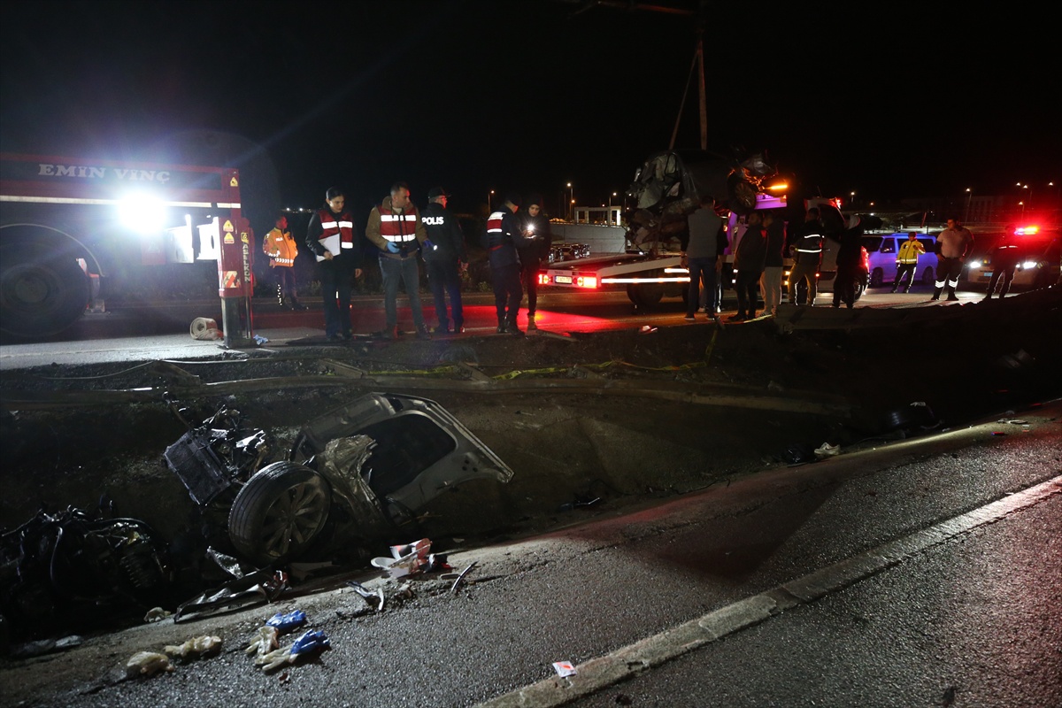 Lapseki’den Çanakkale’ye giden otomobilin direğe çarpması sonucu 2 kişi öldü
