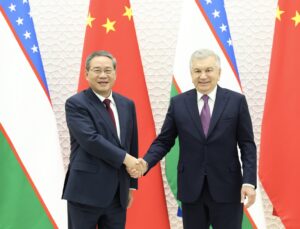Li Qiang, Taşkent’te Mirziyoyev ile Çin-Kırgızistan-Özbekistan Demiryolu’nu görüştü