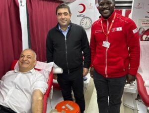 Lokman Ayva Düzce’de Kızılay’a kan bağışında bulundu, duyarlılık çağrısı yaptı