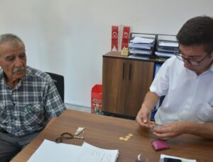 Manisa Demirci’de Kıbrıs gazisi, bulduğu 8 Ata lirasını sahibine teslim etti