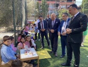 Manisa İl Milli Eğitim Müdürü, Alaşehir’de öğrencilerle mendil kapmaca oynadı