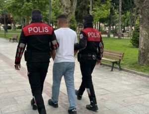 Manisa’da 17 yaşındaki firari parkta yakalandı! 65 hırsızlık dosyasından 152 yıl hapis cezası var