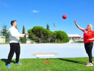 Manisa’da milli sporcu Aygül Uzel, 20 yıl sonra spora dönen eşine antrenörlük yapıyor