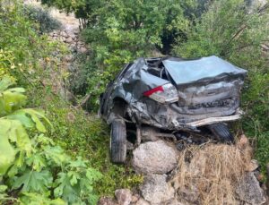 Mardin Kızıltepe’de otomobil 30 metreden uçuruma yuvarlandı, sürücü ağır yaralandı