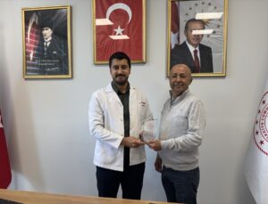 Marmaris Devlet Hastanesinde Atatürk büstüne katkı sunan idarecilere plaket verildi