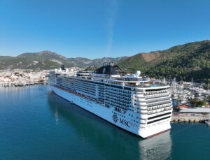 Marmaris ilçesinde MSC Divina, Marmaris Limanı’na 3 bin 710 yolcuyla yanaştı