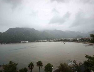 Marmaris’te sel suları İçmeler Sahili’nde denizi kahverengiye çevirdi