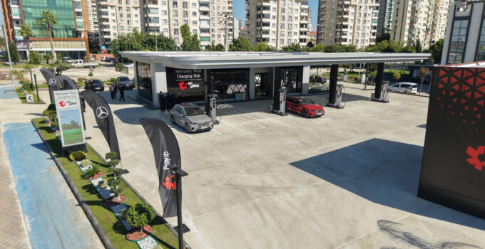 Mercedes-Benz ve En Yakıt iş birliğiyle Türkiye’nin ilk Flagship konseptli yüksek hızlı şarj istasyonu Adana’da açıldı