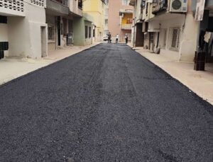 Mersin Akdeniz’de Üçocak Mahallesi’ndeki iki sokağa sıcak asfalt serildi