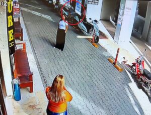 Mersin Silifke’de iş hanının camı kadının yanına düştü, panik anları kamerada