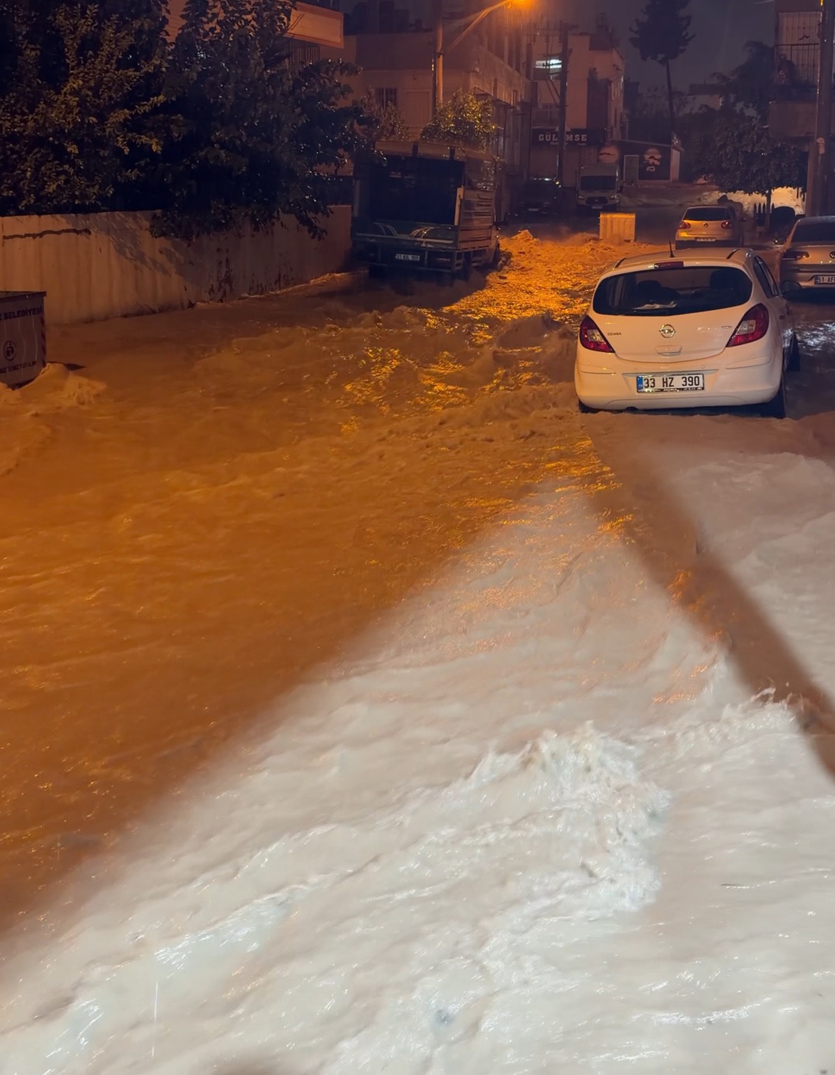 Mersin’de sağanak caddeleri dereye çevirdi! Ev ve iş yerlerini su bastı, sürücüler mahsur kaldı
