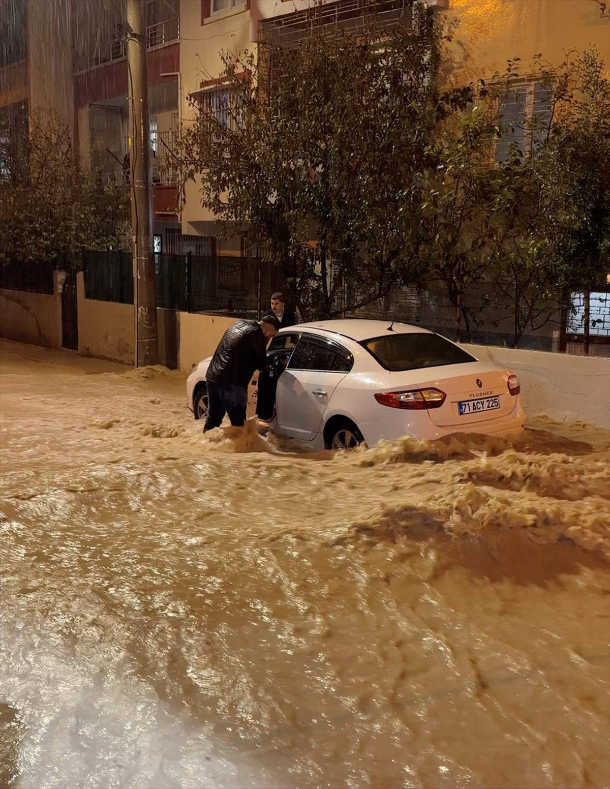 Mersin’de sağanak nedeniyle Akdeniz’de ev ve iş yerlerinin girişlerini su bastı