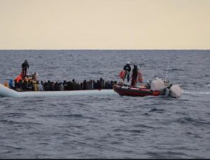 Midilli açığında göçmen teknesi sahil güvenlik gemisine çarparak alabora oldu, 6 kişi öldü