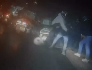 Motokuryeye feci saldırı! Başına kaskla vurdular!