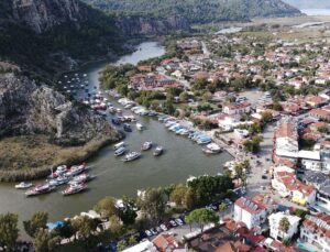 Muğla Ortaca’da 103 tekne Cumhuriyet Bayramı kortejinde Dalyan Kanalı’nda ilerledi