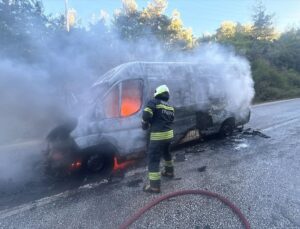 Muğla’nın Bodrum ilçesinde 3 öğrencinin bulunduğu okul servis aracı yandı