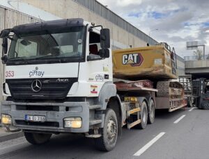 Niğde’de alt geçide sıkışan iş makinesi yüklü tır, lastikleri indirilerek kurtarıldı